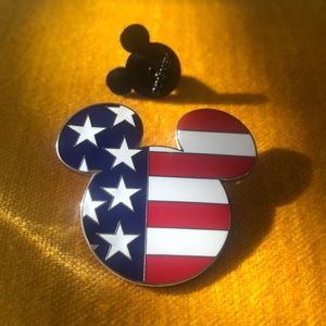 Mickey Mouse Disney Pin issued 2004